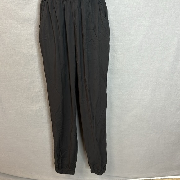 Women’s Lulus Learning to Fly Black Halter Jumpsuit
Size Medium New with Tags - Picture 5 of 9